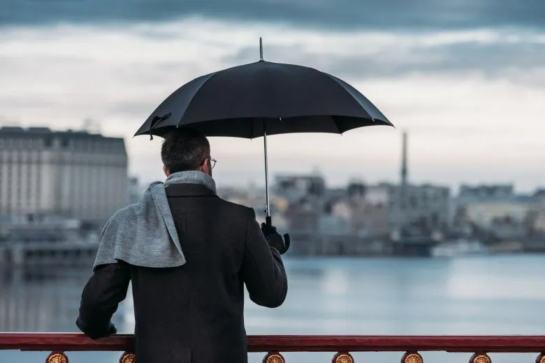 Zdjęcie Czy można przewozić parasol w bagażu podręcznym? Sprawdź zasady i porady