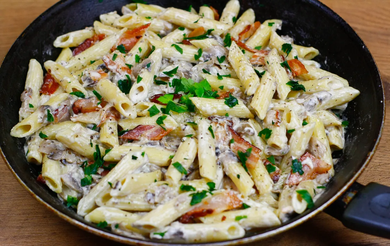 Zdjęcie Prosty przepis na makaron penne z boczkiem – smaczne danie w 30 minut