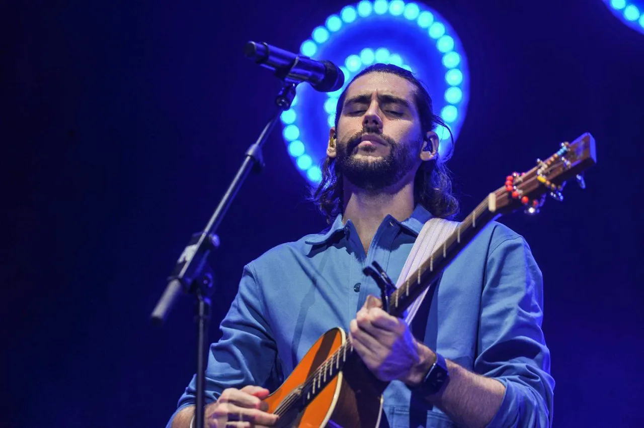 Zdjęcie Ile trwa koncert Álvaro Soler? Poznaj szczegóły i czas trwania wydarzenia
