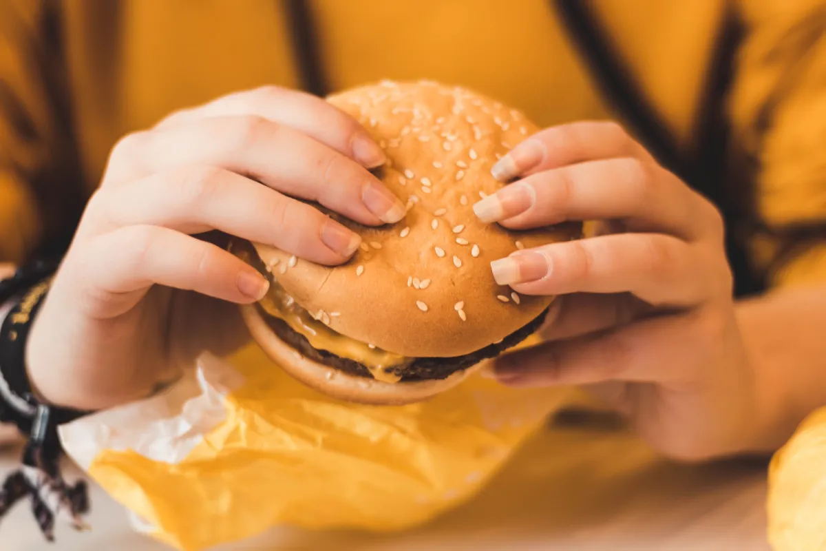 Zdjęcie Jak zrobić burger drwala - przepis na pysznego i sycącego burgera