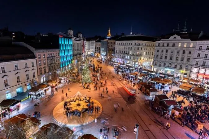 Zdjęcie Jarmark świąteczny w Brnie: magiczne atrakcje i smaki Czech