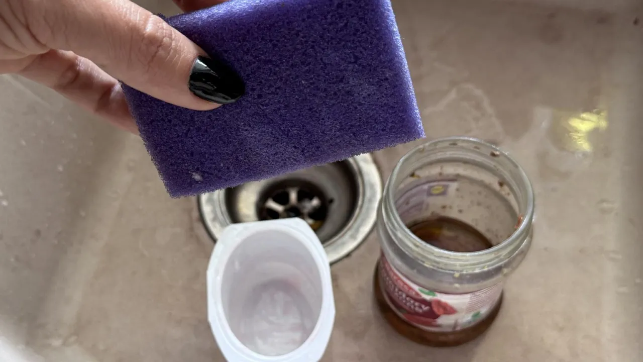 Zdjęcie Segregacja śmieci: czy myć opakowania, by uniknąć problemów?