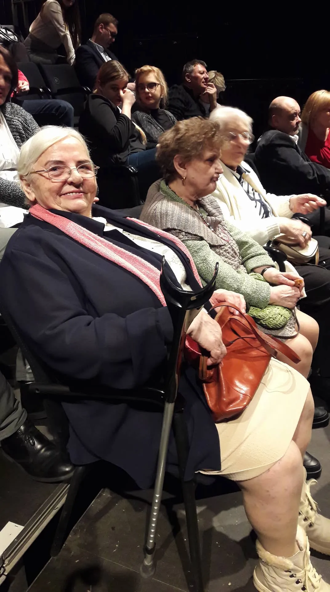 Zdjęcie Teatr z udziałem seniorów: jak starsi aktorzy odnajdują się na scenie