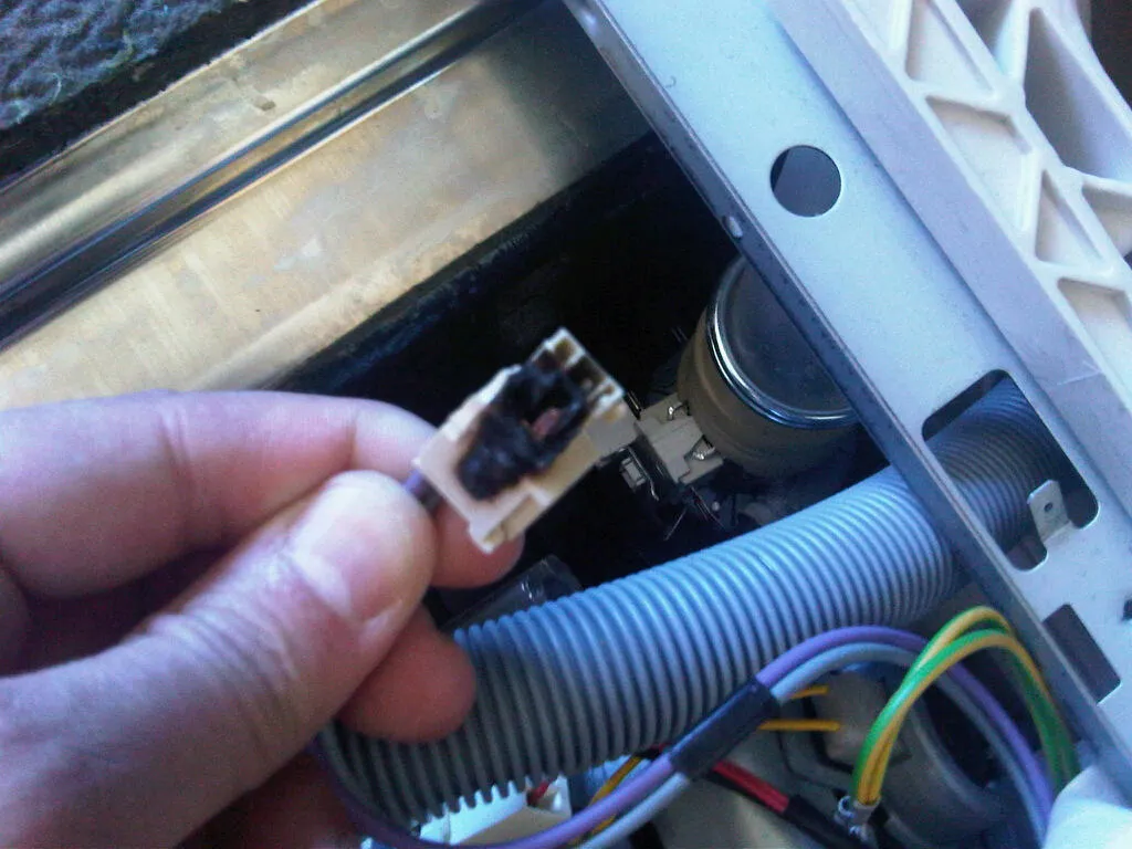Zdjęcie Gdzie jest bezpiecznik w zmywarce Electrolux i jak go wymienić?