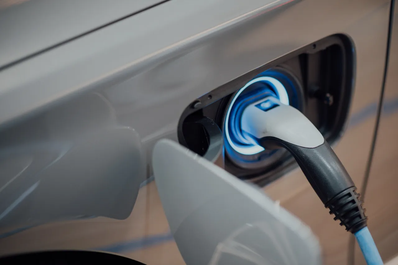 Zdjęcie Ile kosztuje tankowanie samochodu elektrycznego? Sprawdź, ile zaoszczędzisz