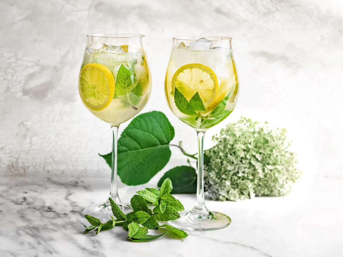 Zdjęcie Jak przygotować idealny drink z prosecco i sokiem z bzu?