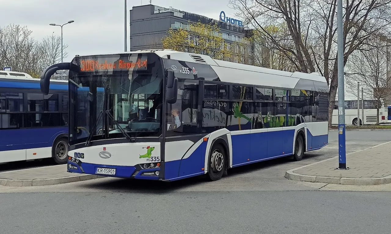 Zdjęcie Gdzie złapać bus na lotnisko w Krakowie? Sprawdź przystanki i linie