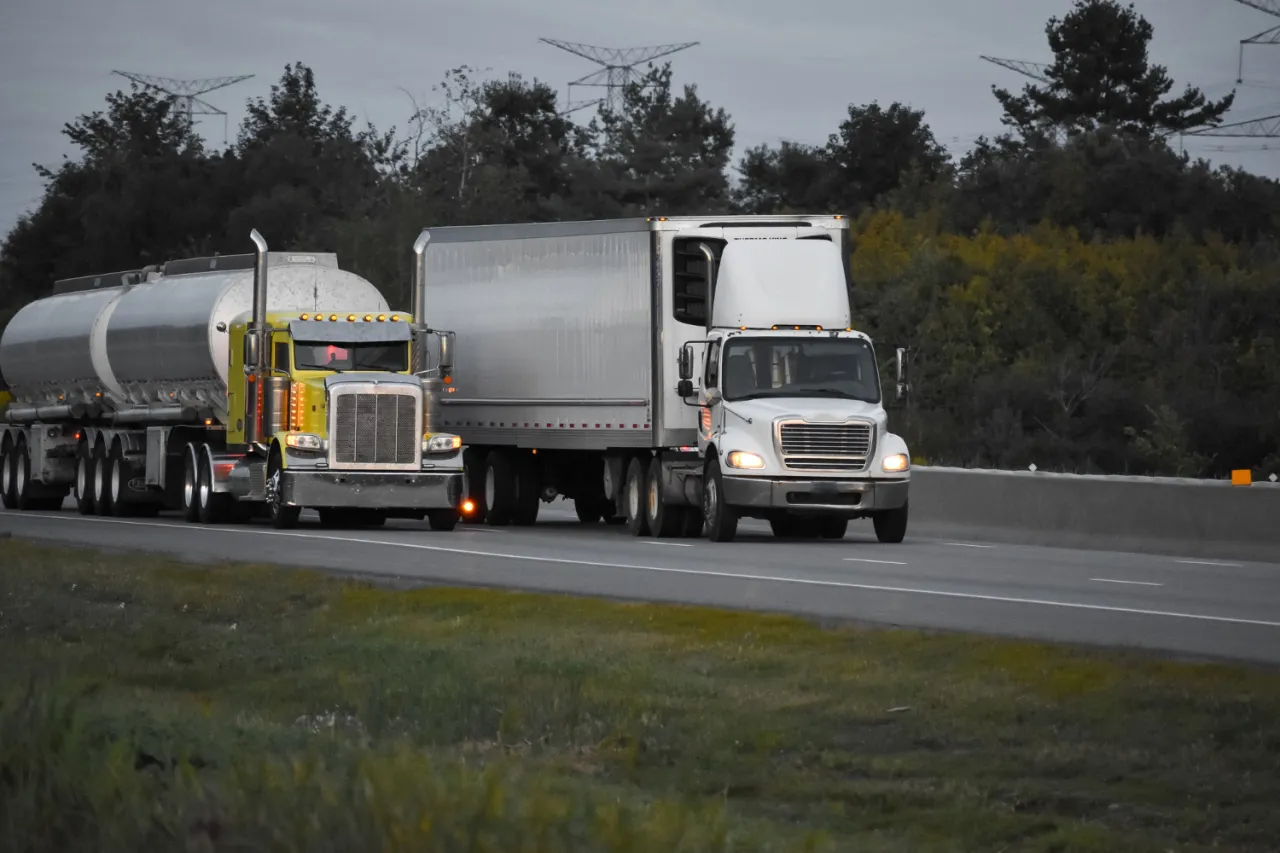 Zdjęcie Czy tir może wyprzedzać na autostradzie? Sprawdź ważne przepisy