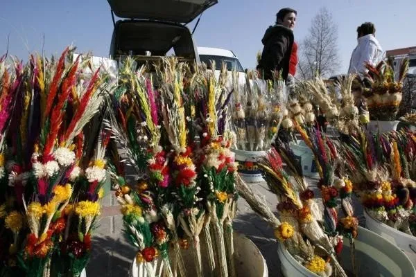 Zdjęcie Kiedy święci się wodę w kościele? Poznaj ważne okazje i znaczenie święconej wody