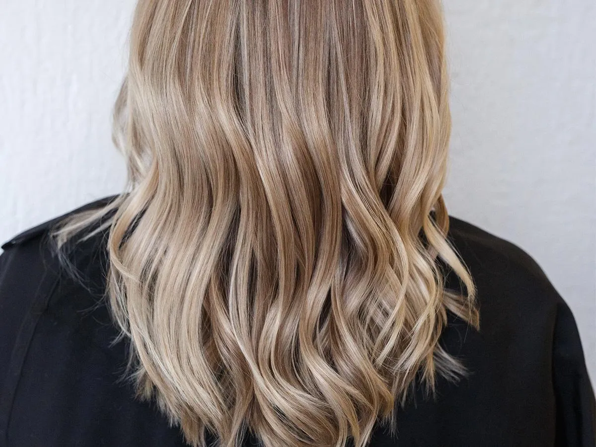 Zdjęcie Jaki kolor oprawek do blond włosów? Odkryj najlepsze połączenia