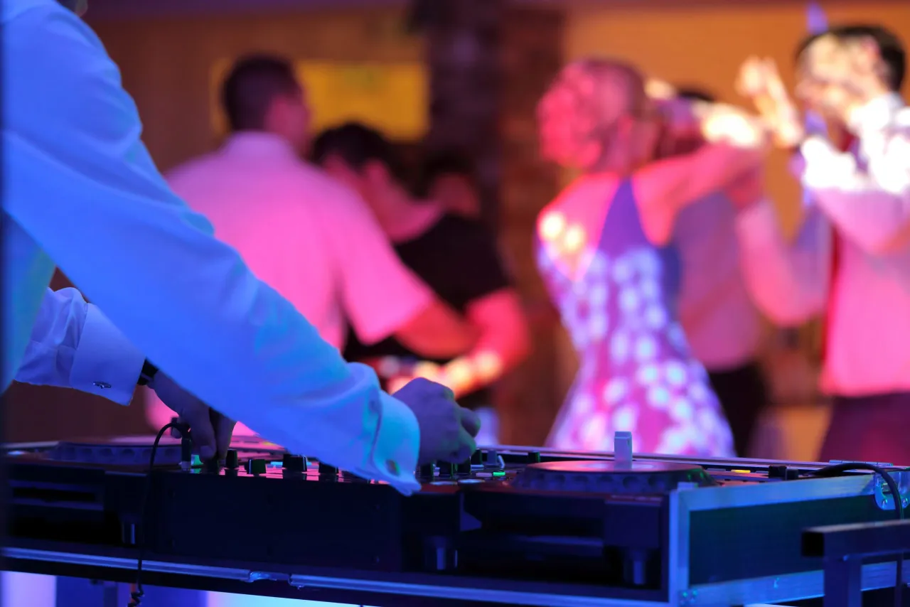 Zdjęcie DJ czy zespół na wesele: co wybrać, aby uniknąć rozczarowania?