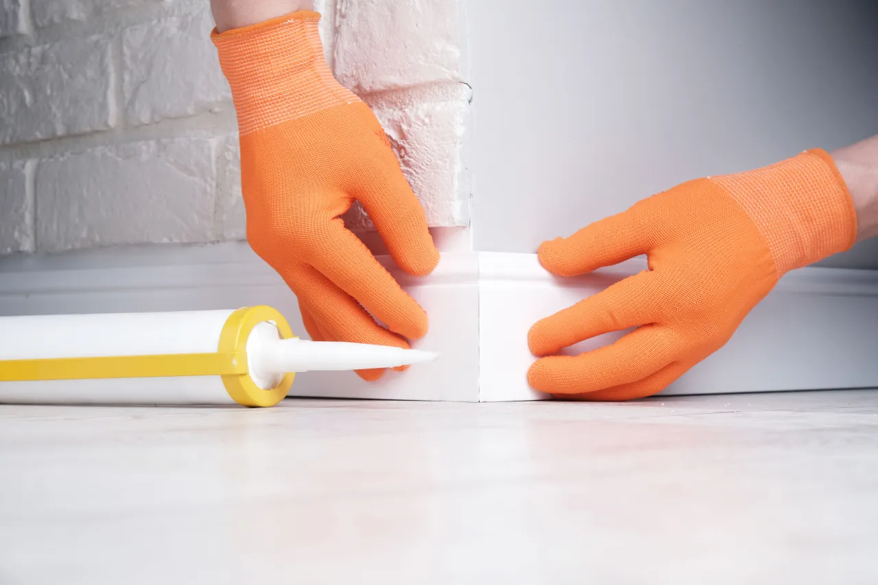 Zdjęcie Jak ciąć listwy przypodłogowe plastikowe: proste triki i narzędzia