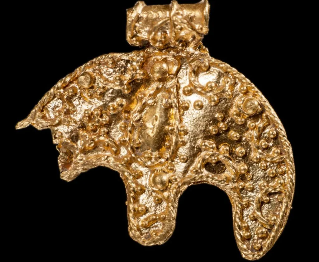 Zdjęcie Lunula naszyjnik znaczenie: odkryj siłę i symbolikę kobiecości