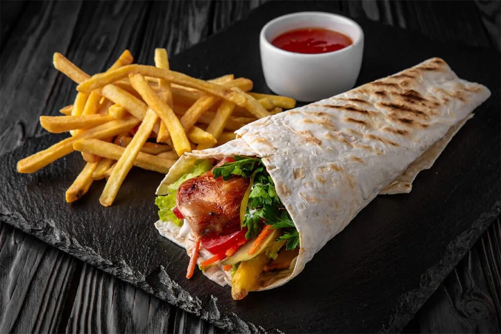 Zdjęcie Ile kcal ma kebab w tortilli z kurczakiem? Zaskakujące fakty o kaloriach