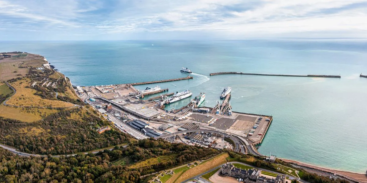 Zdjęcie Ile płynie prom z Calais do Dover? Sprawdź czas i ceny rejsów