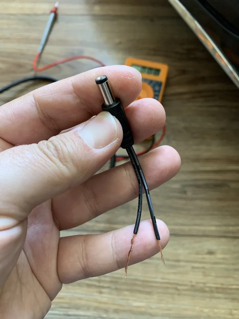 Zdjęcie Kabel z kreska to plus czy minus? Odkryj prawdę o kolorach kabli