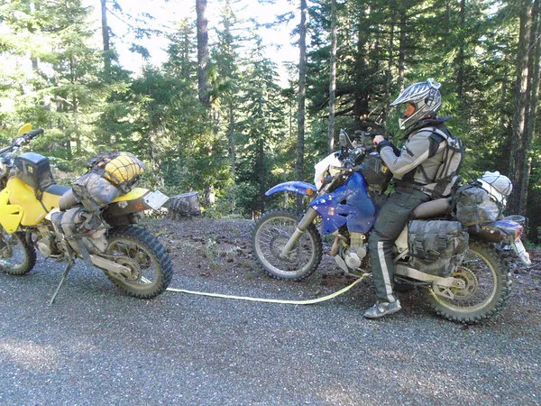 Zdjęcie Czy można holować motocykl samochodem? Przepisy i bezpieczeństwo holowania