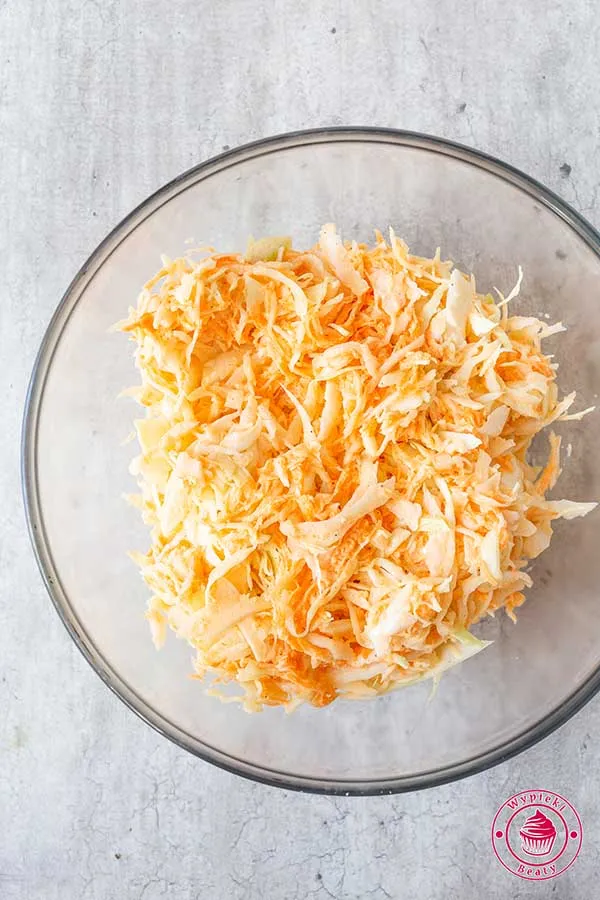 Zdjęcie Jak zrobić sałatkę coleslaw - prosty przepis na pyszny dodatek