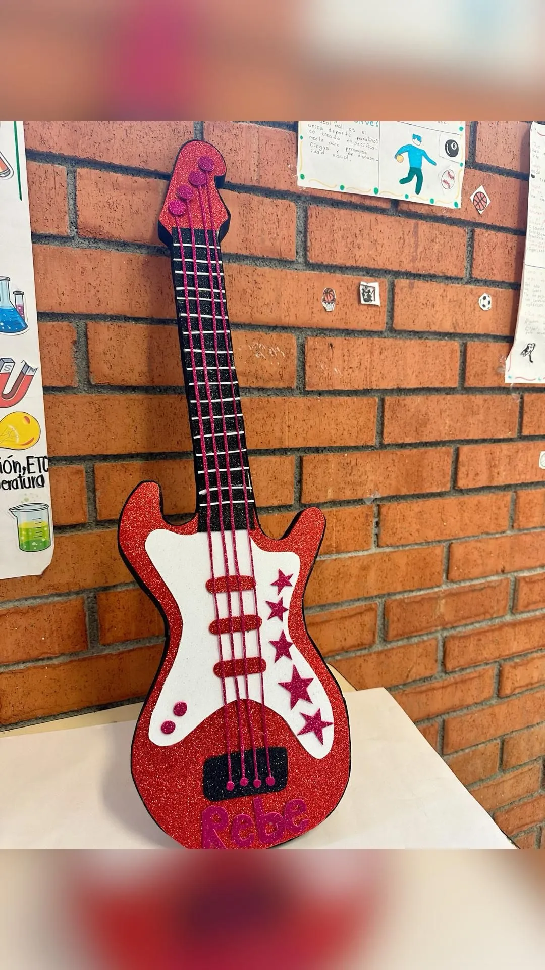 Zdjęcie Cómo hacer una guitarra con materiales reciclados y sorprenderte con su sonido