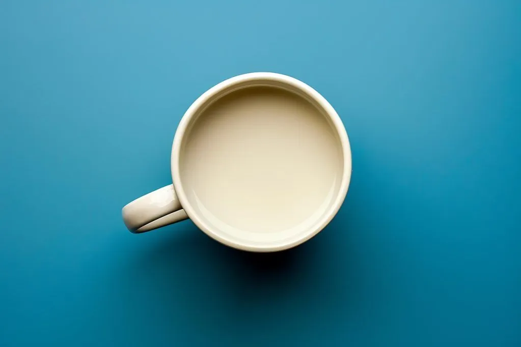 Zdjęcie Czy mleko sklei porcelanę? Sprawdź babciny sposób i alternatywy