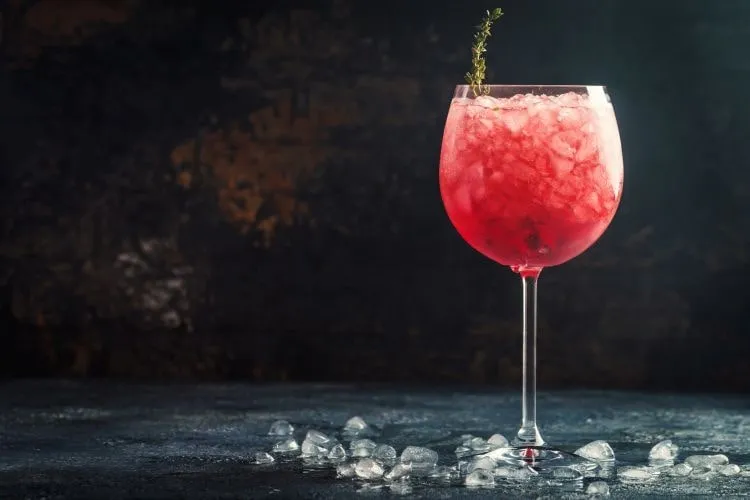 Zdjęcie Najlepsze drinki z czerwonego wina, które zaskoczą Twoich gości