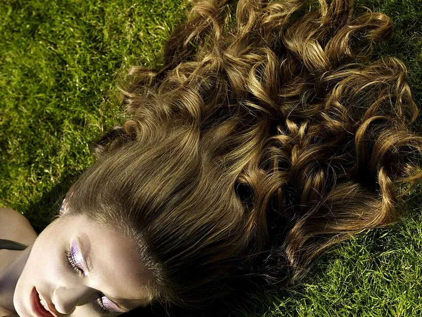 Zdjęcie Cómo dormir con el pelo rizado y evitar el frizz por la mañana