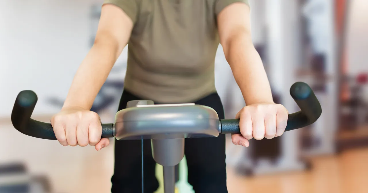 Zdjęcie Ile kalorii na rowerze stacjonarnym? Sprawdź, ile możesz spalić!