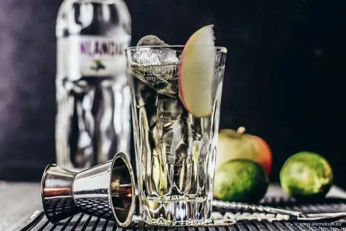 Zdjęcie Najlepsze drinki z wódki porzeczkowej, które zaskoczą Twoich gości