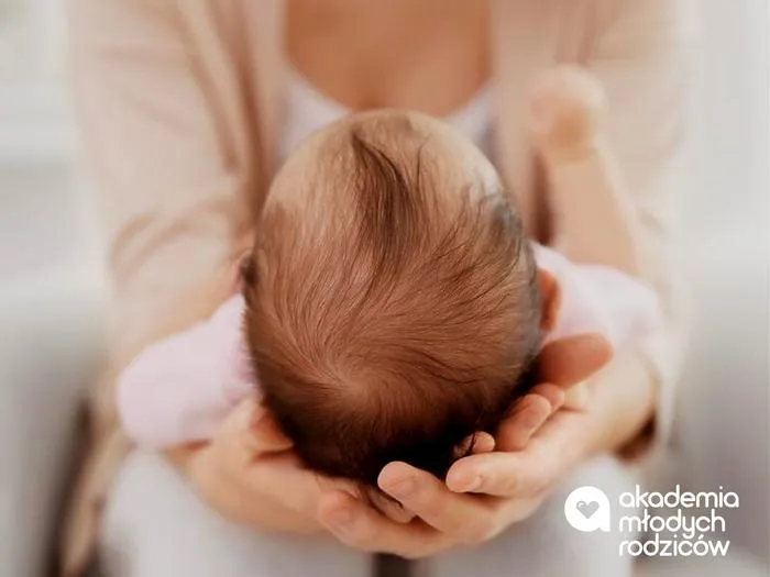 Zdjęcie Kiedy wycierają się włosy u niemowlaka i co warto wiedzieć?