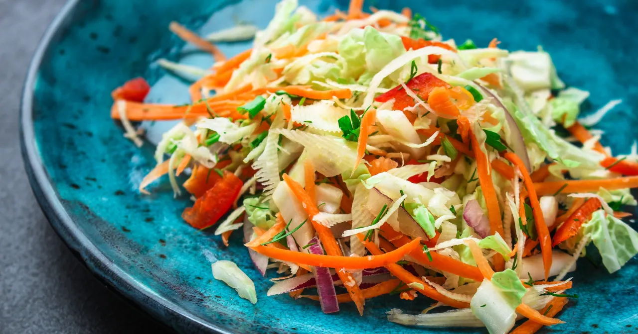 Zdjęcie Sałatka z pekińskiej do grilla – idealny dodatek do letnich przyjęć