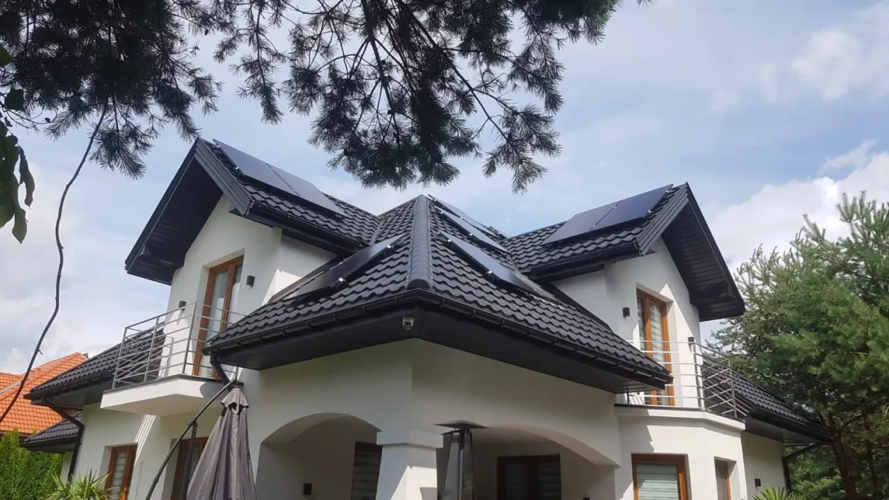 Zdjęcie Ile prądu wyprodukuje elektrownia fotowoltaiczna 7 kW dziennie? Sprawdź!