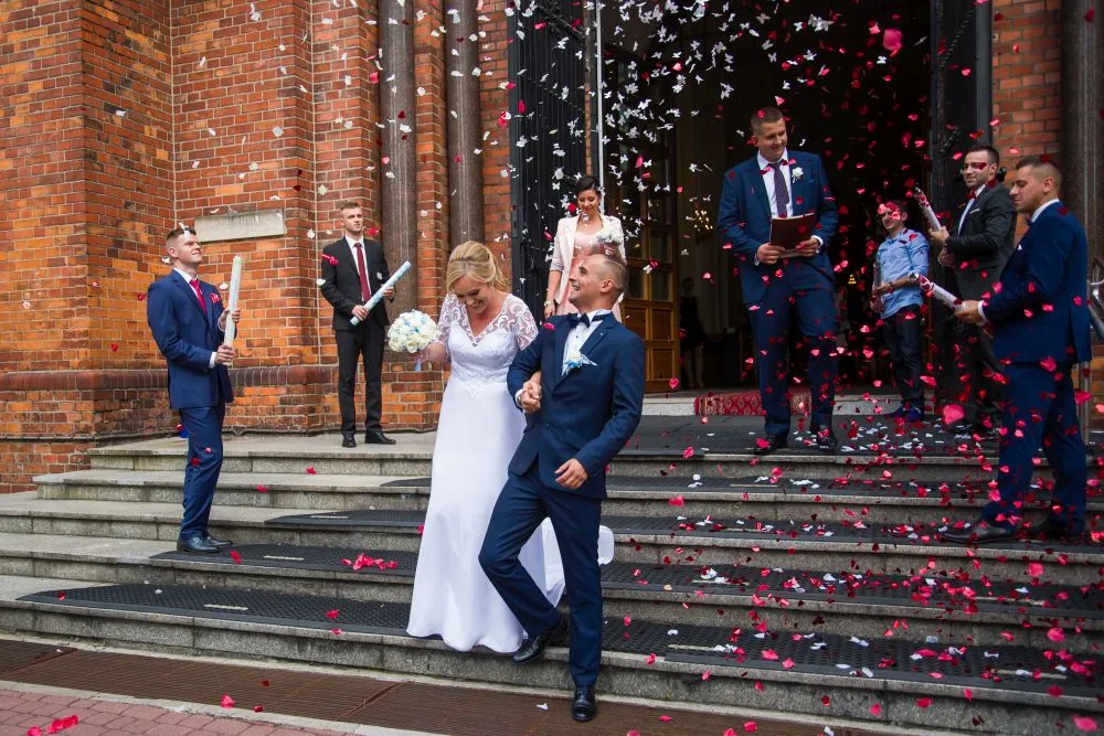 Zdjęcie Ile tub konfetti przed kościołem? Jak uniknąć chaosu w trakcie ceremonii