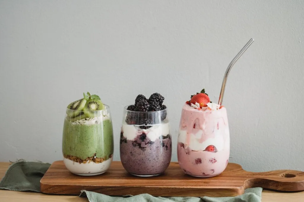 Zdjęcie Jogurt proteinowy dla kogo? Sprawdź, kto zyska na jego spożyciu
