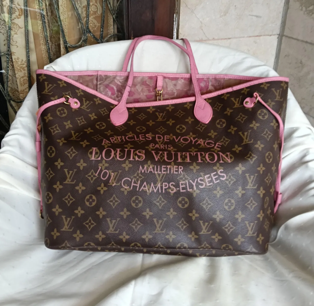 Zdjęcie Ile kosztuje torebka Louis Vuitton Neverfull? Ceny i modele na rynku