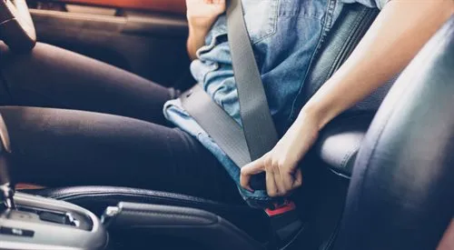 Zdjęcie Gdzie jest data na pasach bezpieczeństwa? Znajdź ją łatwo i szybko