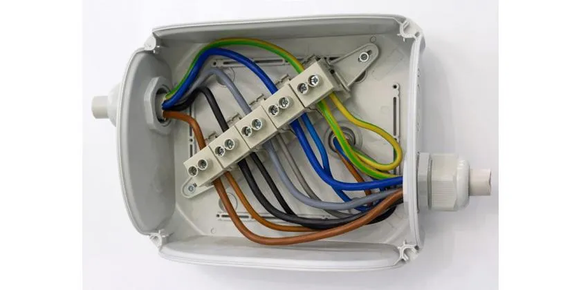 Zdjęcie Jak podłączyć kable elektryczne bezpiecznie i skutecznie - krok po kroku