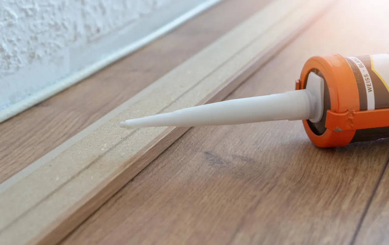 Zdjęcie Czym przykleić listwy PCV? Wybierz klej, klej jak ekspert!