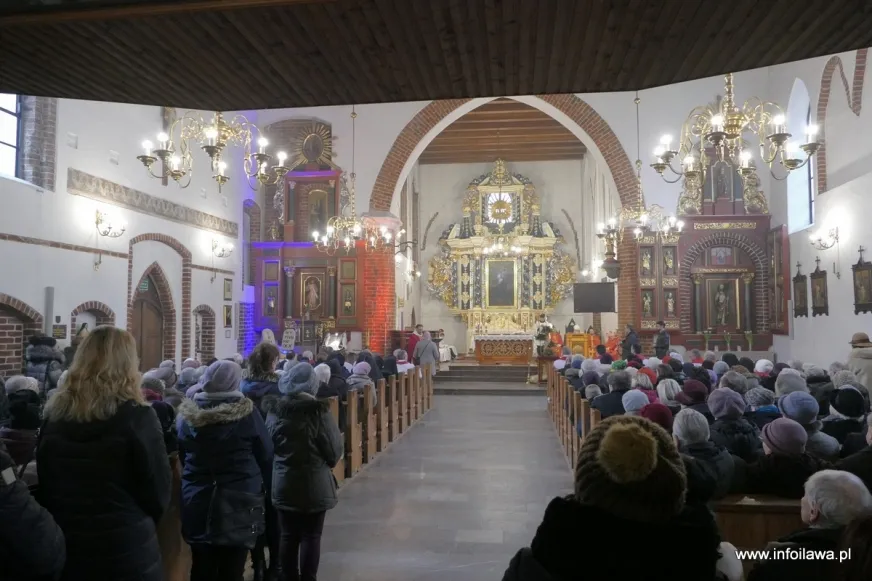Zdjęcie Czy coraz mniej ludzi chodzi do kościoła? Statystyki i trendy frekwencji w Polsce