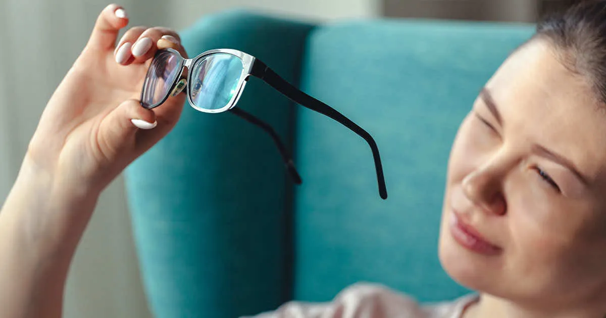 Zdjęcie Jak skutecznie czyścić okulary Vision Express i unikać uszkodzeń