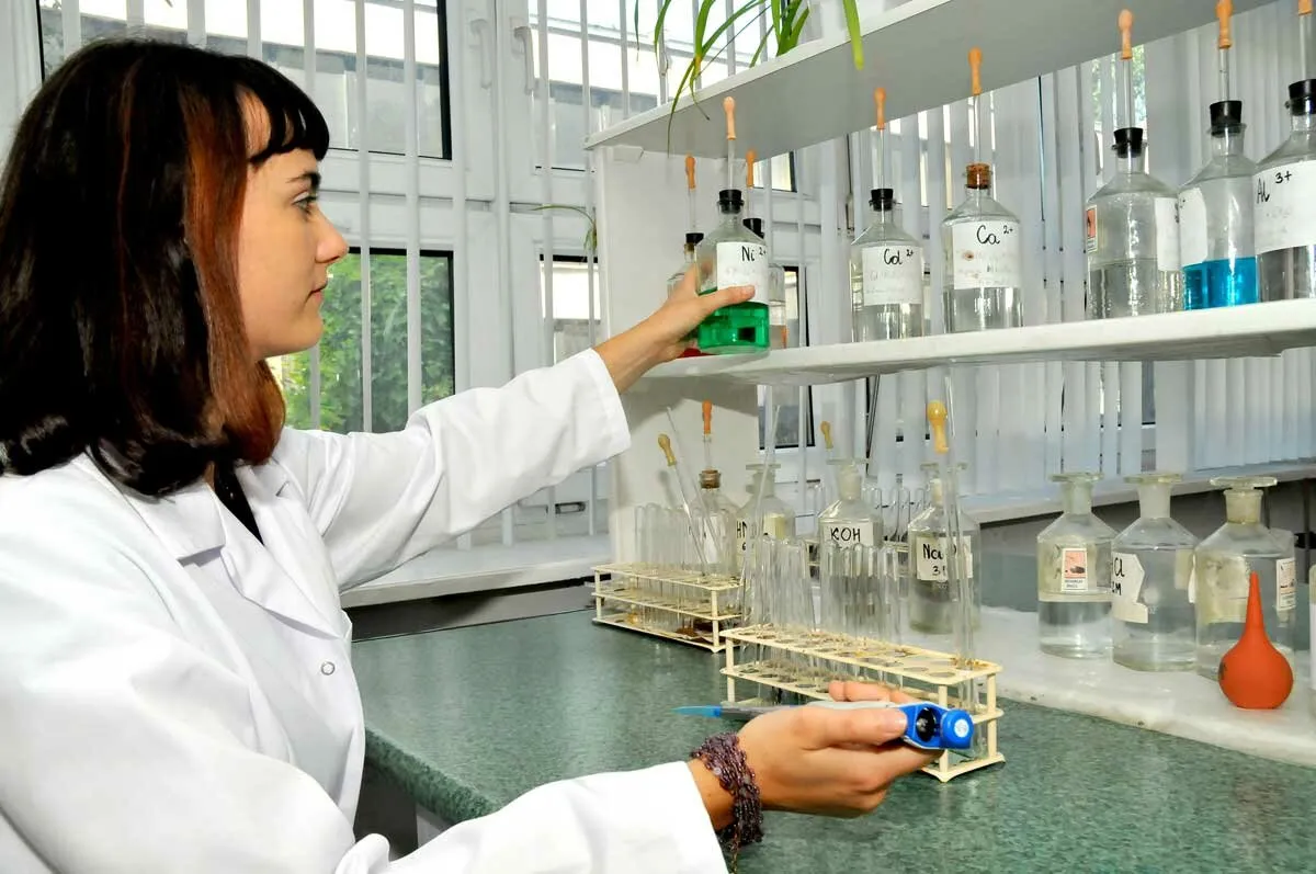 Zdjęcie Jakie studia po chemii i angielskim? Odkryj najlepsze możliwości kariery