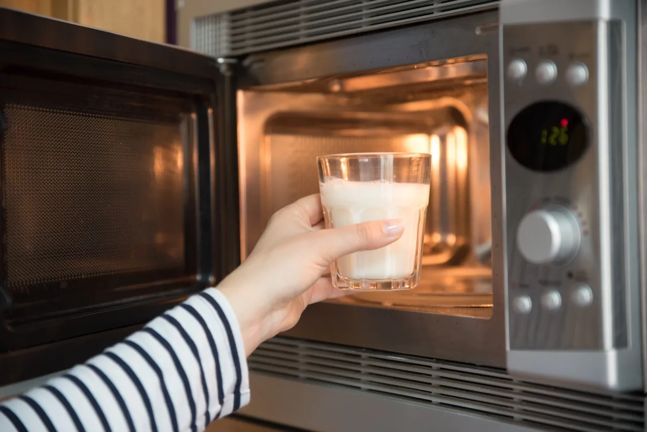 Zdjęcie Jak podgrzać mleko w mikrofali: 5 bezpiecznych kroków + porady