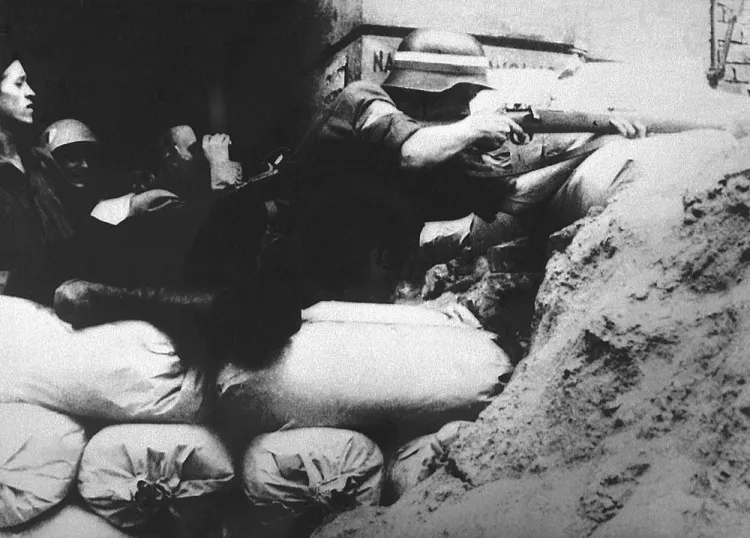 Zdjęcie Ukraińcy w Powstaniu Warszawskim: Kontrowersje i tragiczne działania