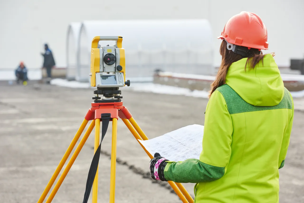 Zdjęcie Czym jest technik geodeta? Poznaj kluczowe informacje o zawodzie