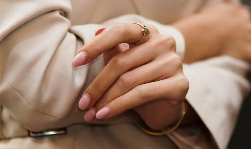 Zdjęcie Jak skutecznie moczyć skórki przed manicure, by uniknąć problemów