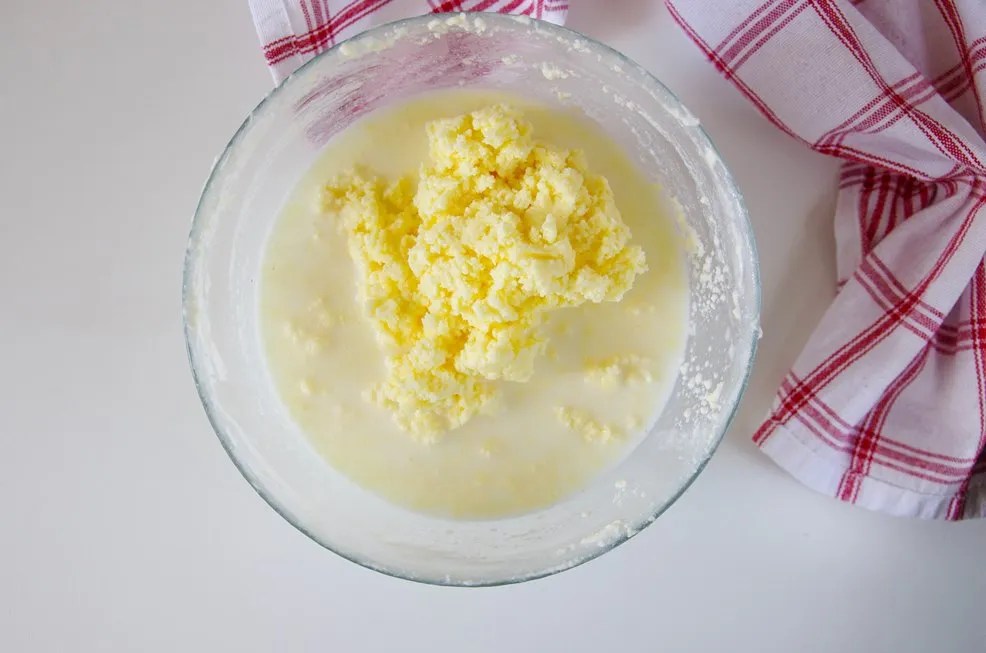 Zdjęcie Jaka śmietana na masło słodka czy kwaśna – wybierz najlepiej dla siebie