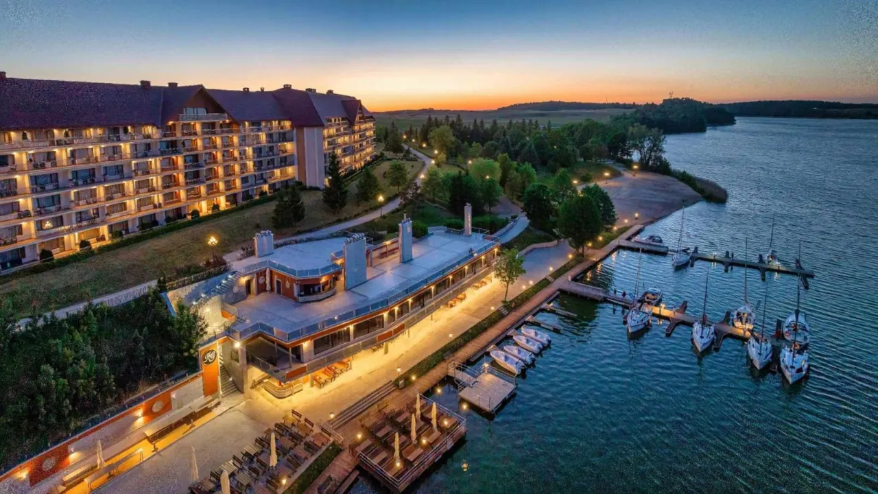 Zdjęcie Ile pokoi ma hotel Gołębiewski w Mikołajkach? Sprawdź szczegóły.