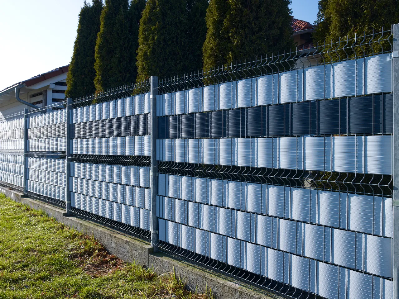 Zdjęcie Czym zasłonić płot panelowy, aby zyskać prywatność i styl?