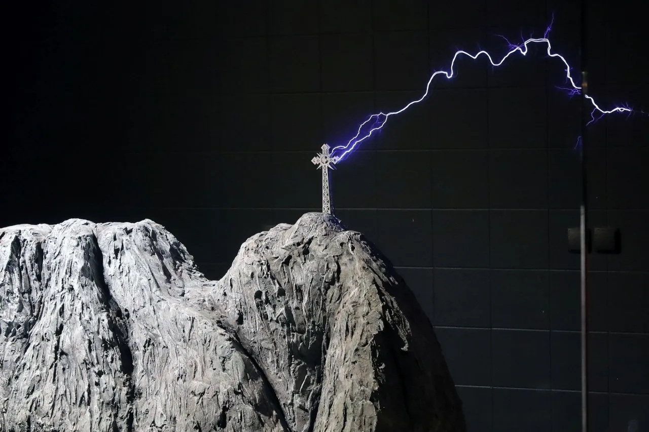 Zdjęcie Ile ma krzyż na Giewoncie? Zaskakujące fakty o jego wysokości