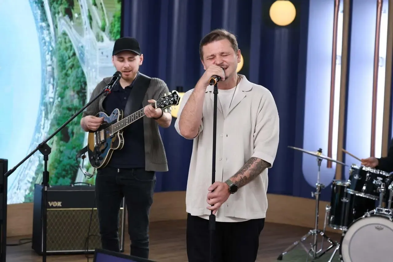 Zdjęcie EMO: Kto śpiewa &bdquo;Letni deszcz&rdquo;? Poznaj tw&oacute;rc&oacute;w hitu