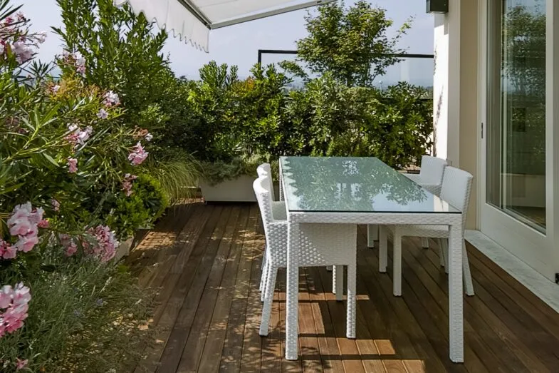 Zdjęcie Idealne kwiaty do kwietnika: domowa dżungla i balkonowa oaza